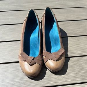 Vionic wedges brown size US 8